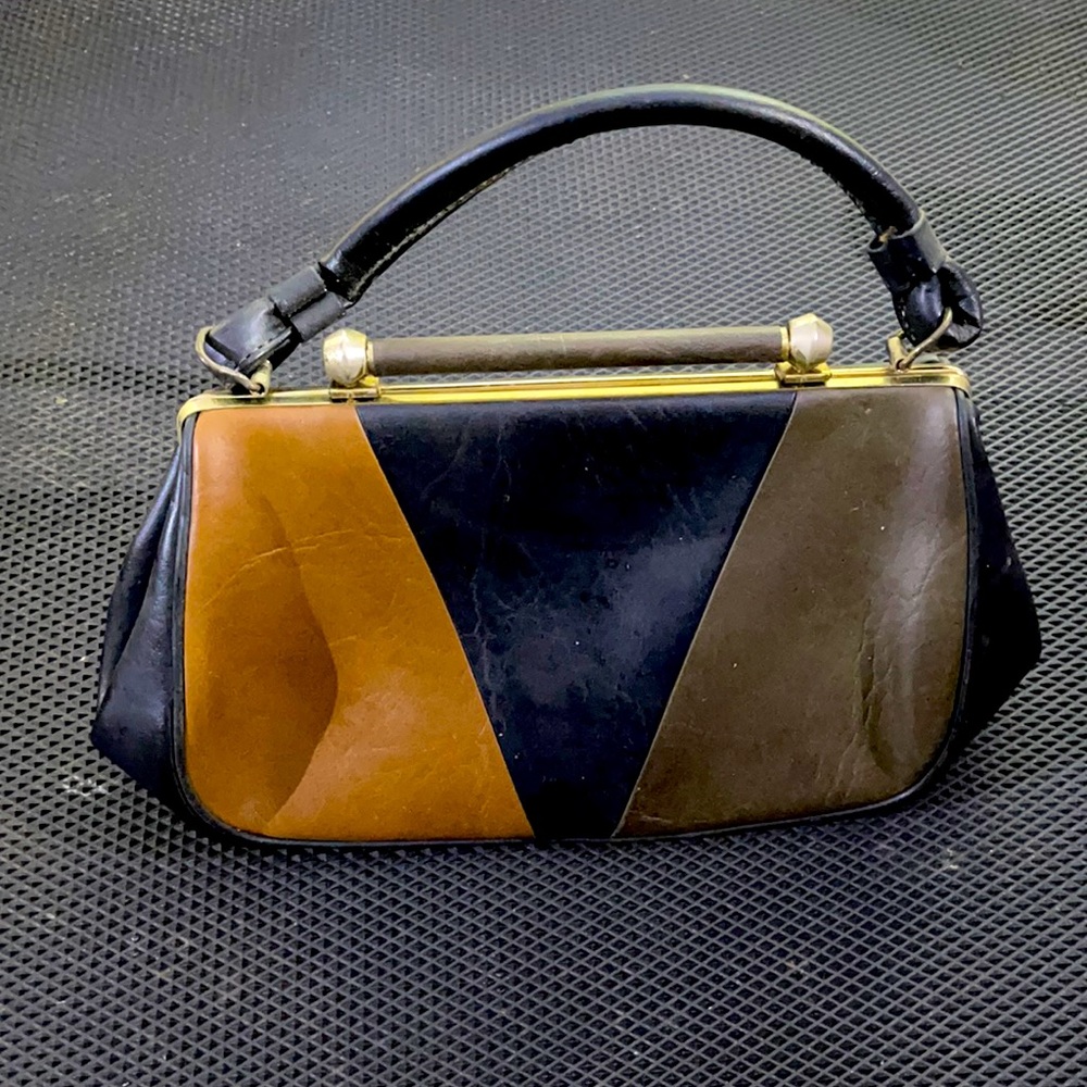 I’m not sure about the brand, but its made well. It is leather or leatheresque.